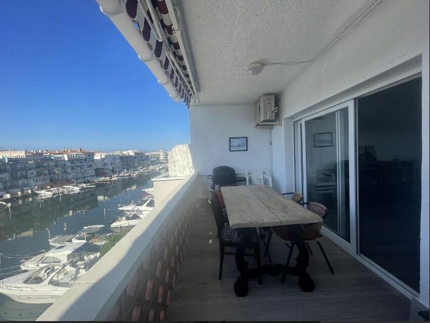 RENOVATED 2 BEDROOM APARTMENT + PK, VIEWS ON A PORT AND THE MAIN CANAL of Empuriabrava with sun all day