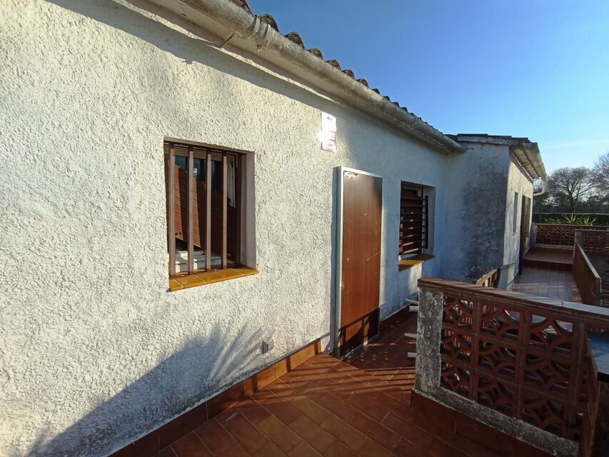 OFFER.  2 BEDROOM APARTMENT 1 MINUTE FROM THE BEACH AND THE CENTER of Empuriabrava to renovate.