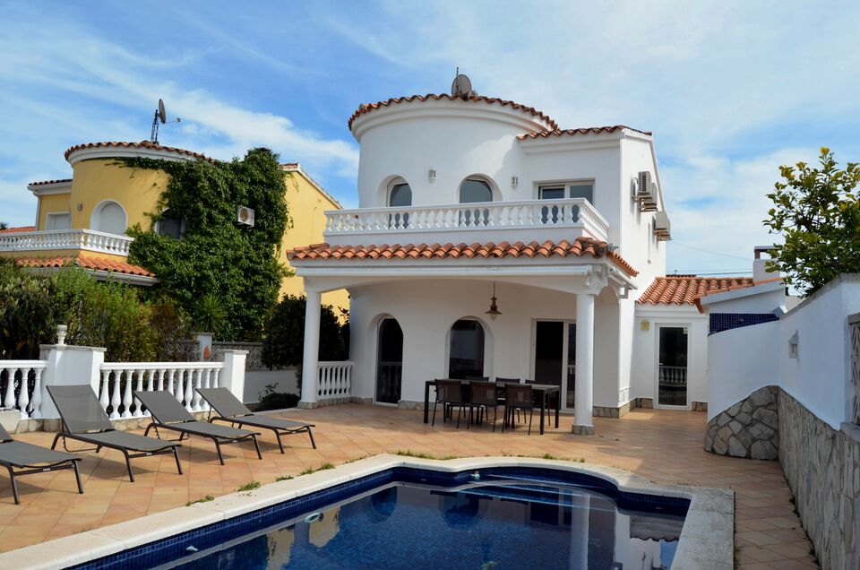 4 BEDROOM CANAL HOUSE WITH SWIMMING POOL, GARAGE, 12.50 M MOORING close to the main port of Empuriabrava
