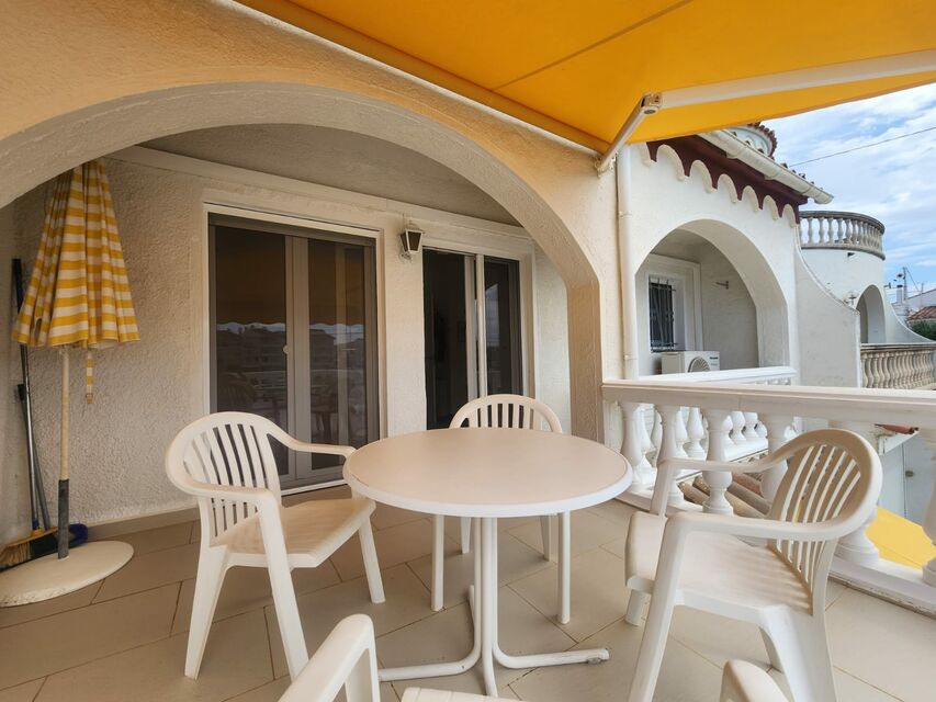 SPACIOUS HOUSE WITH SWIMMING POOL AND MOORING ON MAIN PORT 3 bedrooms, 2 bathrooms, garage.