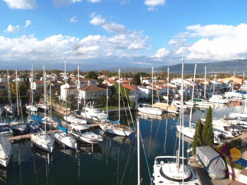 EXCLUSIVITY   In Empuriabrava Port Grec, Wohnung mit 2 Schlafzimmer und panoramaterrasse auf den berühmten Yachthafen, den Segelhafen und die Alberes.
