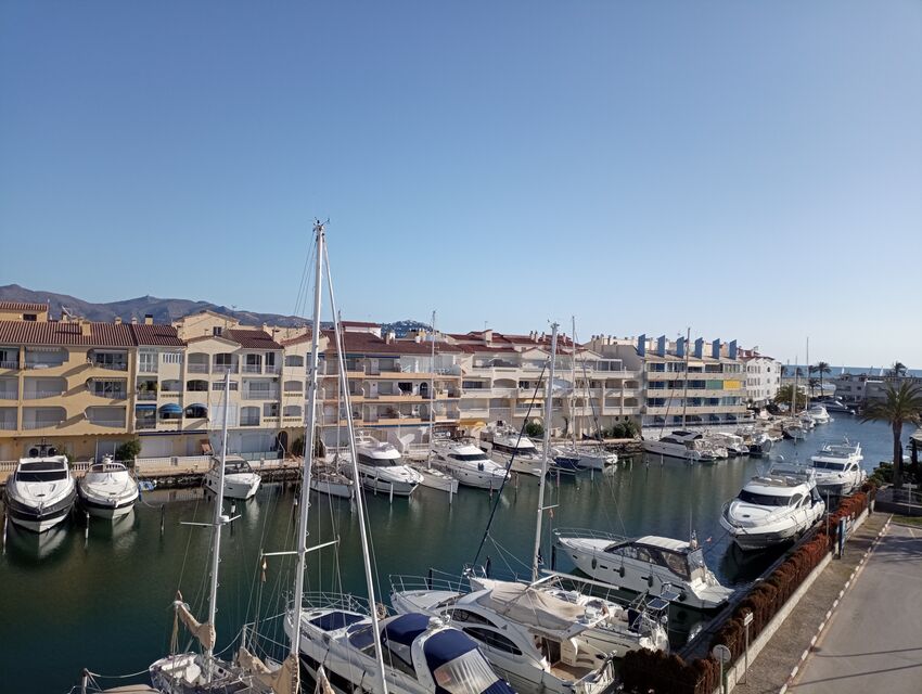 In a quiet area of Empuriabrava near the beach and the center, apartment with lift and sea, canal, port views.