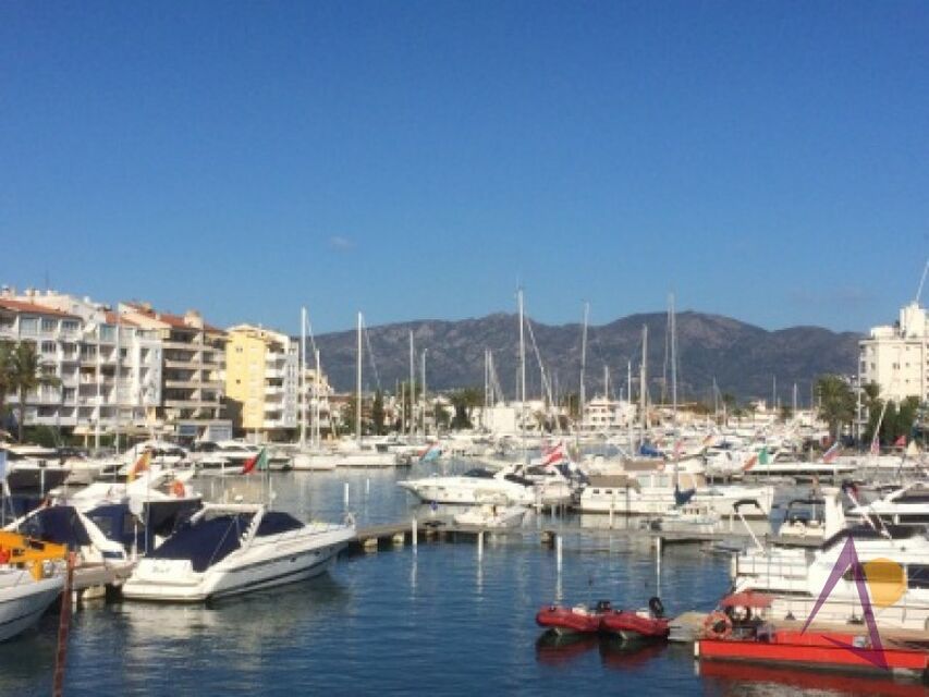 Large 1 bedroom apartment with lift in the center of Empuriabrava in a quiet area close to the beach.