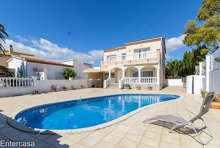 EN UNA ZONA RESIDENCIAL MOLT A PROP DEL CENTRE I DE LA PLATJA, CASA AMB PISCINA I GARATGE IDEAL PER VIURE TOT L'ANY.