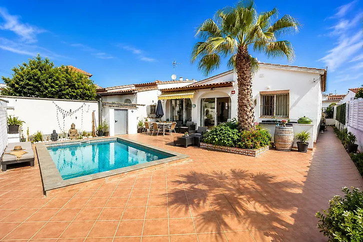Renoviertes, eingeschossiges Haus mit Pool und 2 Schlafzimmern in einer ruhigen Gegend von Empuriabrava. Bootsliegeplatz vorhanden.