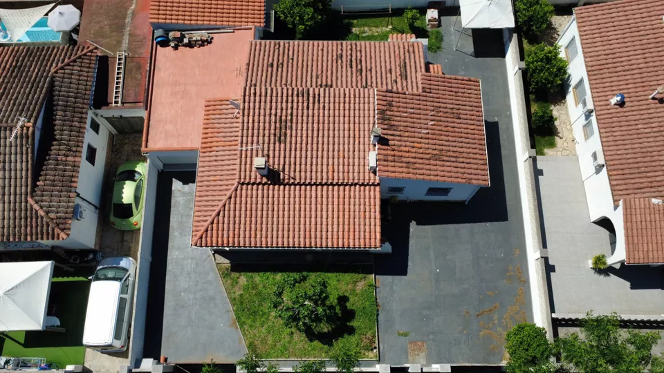 FREISTEHENDES EINGESCHOSSIGES HAUS MIT 4 SCHLAFZIMMERN UND GARAJE IN EINEM WOHNGEBIET VON EMPURIABRAVA