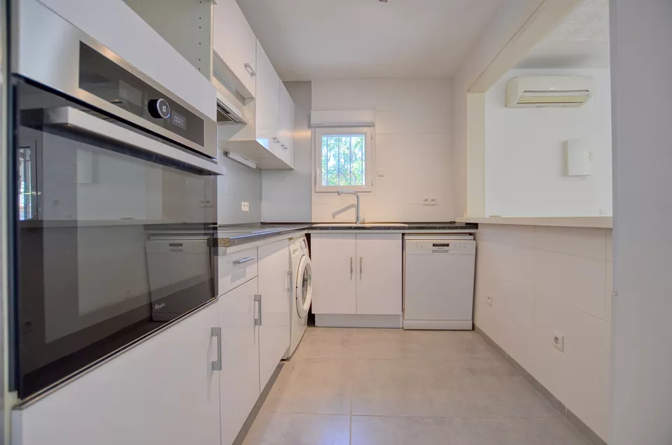 FREISTEHENDES EINGESCHOSSIGES HAUS MIT 4 SCHLAFZIMMERN UND GARAJE IN EINEM WOHNGEBIET VON EMPURIABRAVA