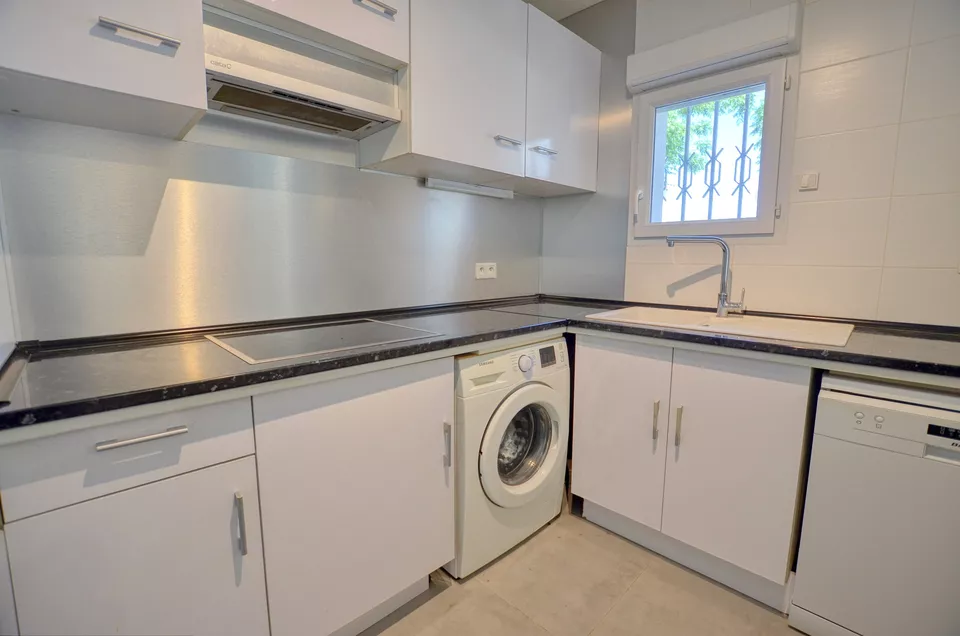 FREISTEHENDES EINGESCHOSSIGES HAUS MIT 4 SCHLAFZIMMERN UND GARAJE IN EINEM WOHNGEBIET VON EMPURIABRAVA