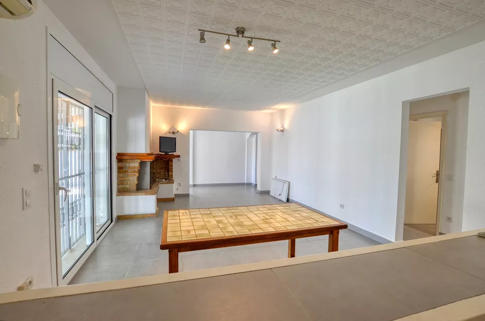 FREISTEHENDES EINGESCHOSSIGES HAUS MIT 4 SCHLAFZIMMERN UND GARAJE IN EINEM WOHNGEBIET VON EMPURIABRAVA