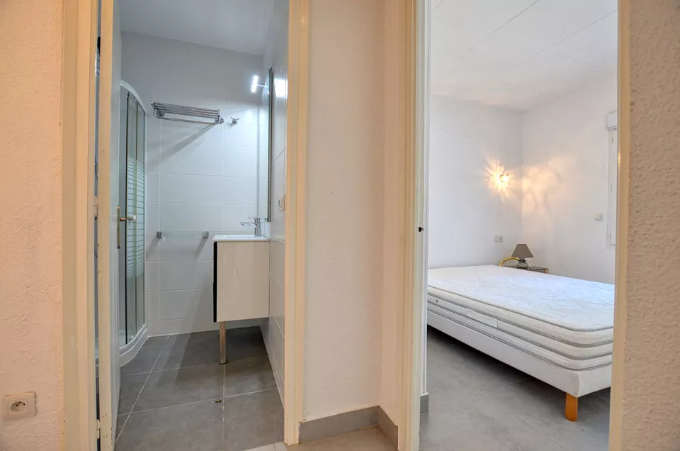 FREISTEHENDES EINGESCHOSSIGES HAUS MIT 4 SCHLAFZIMMERN UND GARAJE IN EINEM WOHNGEBIET VON EMPURIABRAVA
