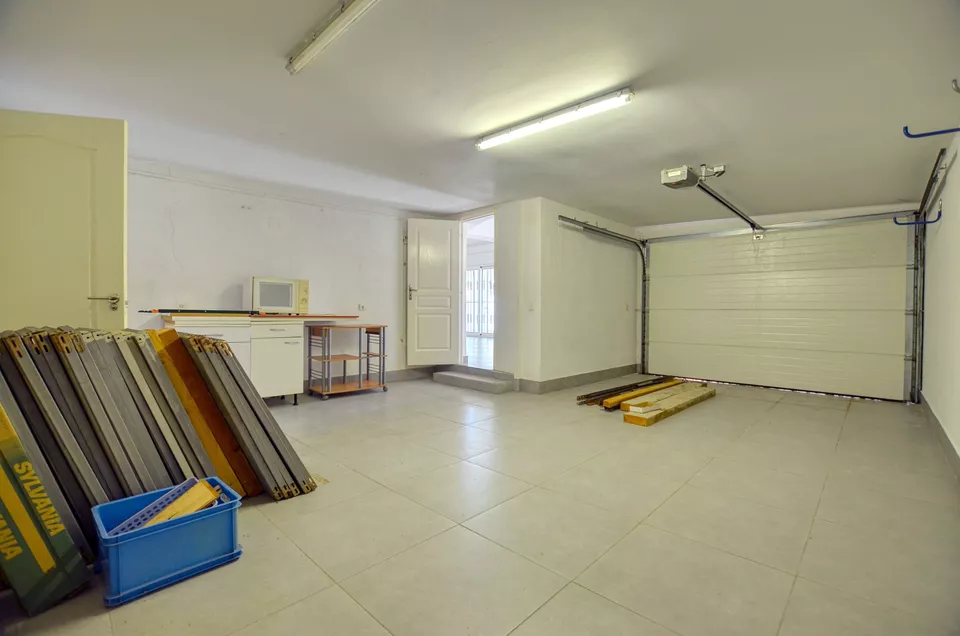 FREISTEHENDES EINGESCHOSSIGES HAUS MIT 4 SCHLAFZIMMERN UND GARAJE IN EINEM WOHNGEBIET VON EMPURIABRAVA