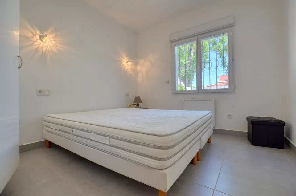 FREISTEHENDES EINGESCHOSSIGES HAUS MIT 4 SCHLAFZIMMERN UND GARAJE IN EINEM WOHNGEBIET VON EMPURIABRAVA