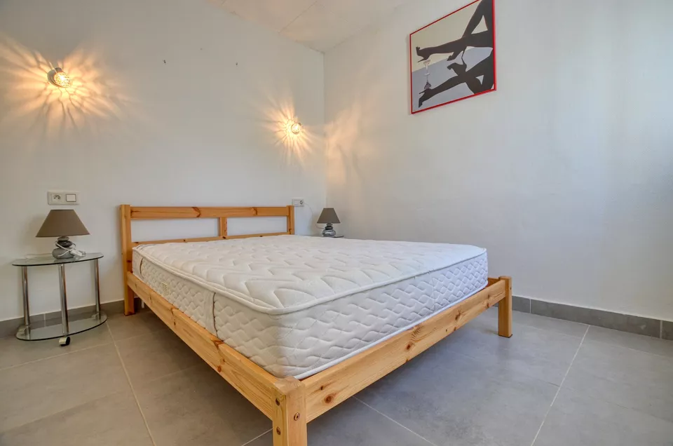 FREISTEHENDES EINGESCHOSSIGES HAUS MIT 4 SCHLAFZIMMERN UND GARAJE IN EINEM WOHNGEBIET VON EMPURIABRAVA