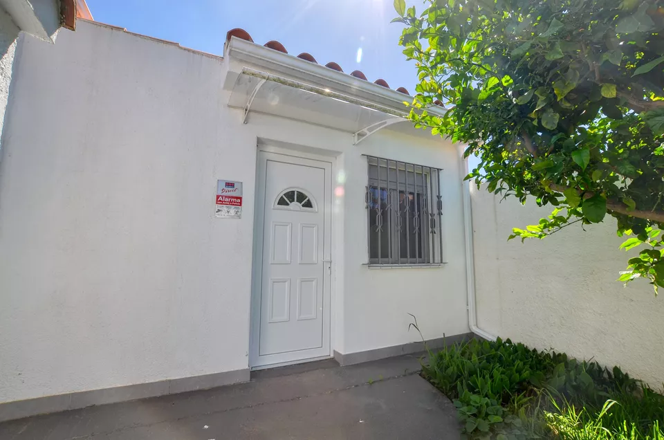 FREISTEHENDES EINGESCHOSSIGES HAUS MIT 4 SCHLAFZIMMERN UND GARAJE IN EINEM WOHNGEBIET VON EMPURIABRAVA