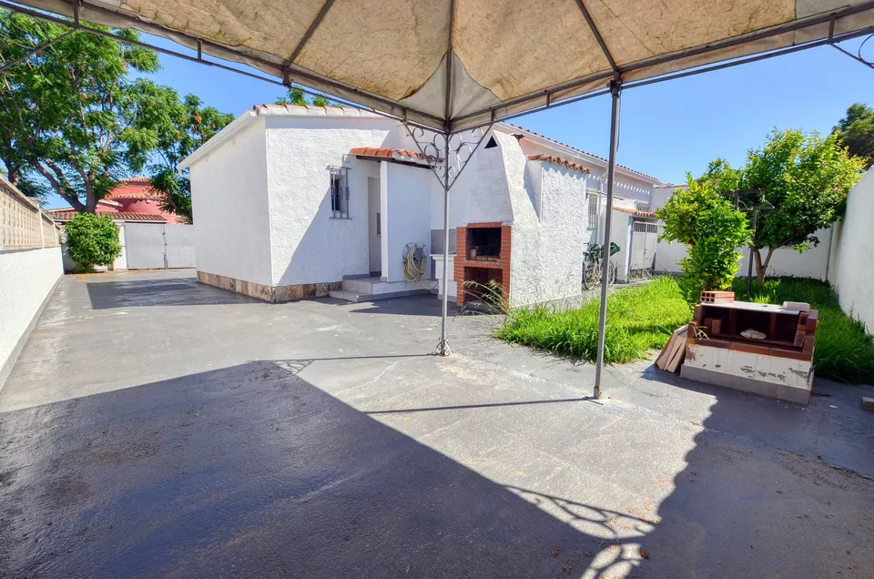 FREISTEHENDES EINGESCHOSSIGES HAUS MIT 4 SCHLAFZIMMERN UND GARAJE IN EINEM WOHNGEBIET VON EMPURIABRAVA