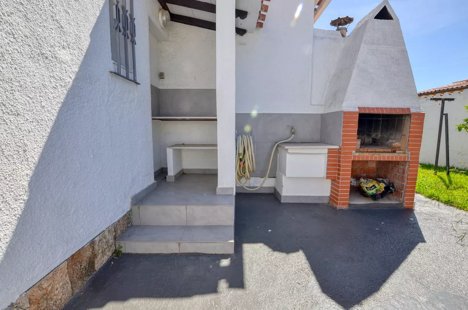 FREISTEHENDES EINGESCHOSSIGES HAUS MIT 4 SCHLAFZIMMERN UND GARAJE IN EINEM WOHNGEBIET VON EMPURIABRAVA