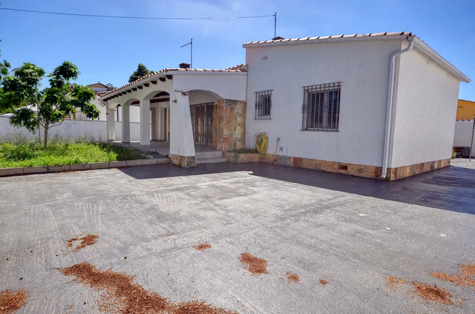 FREISTEHENDES EINGESCHOSSIGES HAUS MIT 4 SCHLAFZIMMERN UND GARAJE IN EINEM WOHNGEBIET VON EMPURIABRAVA