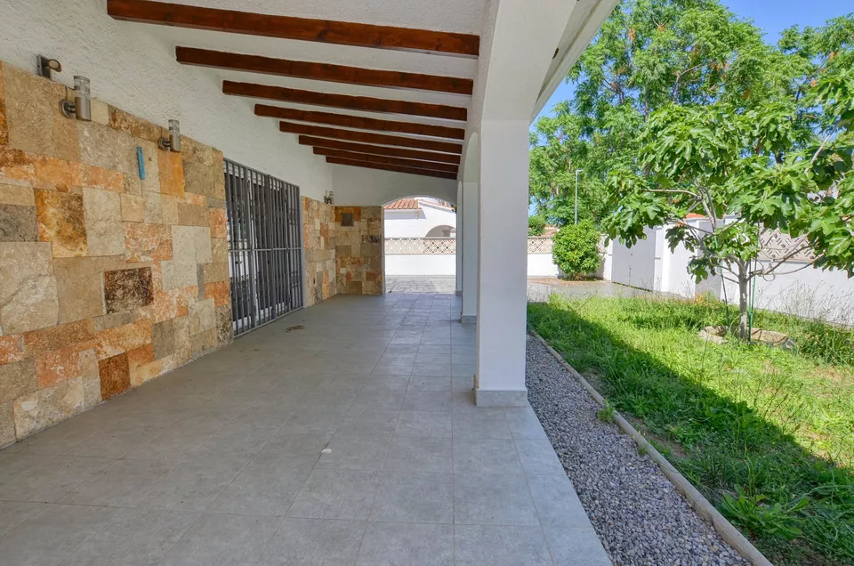FREISTEHENDES EINGESCHOSSIGES HAUS MIT 4 SCHLAFZIMMERN UND GARAJE IN EINEM WOHNGEBIET VON EMPURIABRAVA