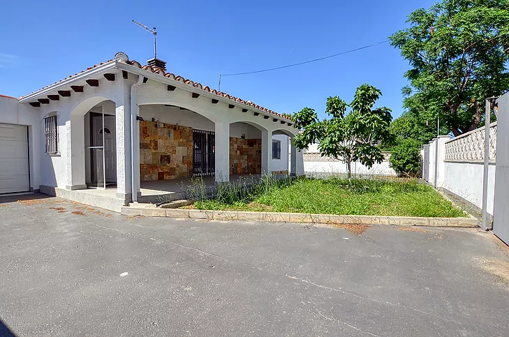 CASA UNIFAMILIAR D'UNA SOLA PLANTA CON 4 DORMITORISI GARATGE EN UNA ZONA RESIDENCIAL D'EMPURIABRAVA