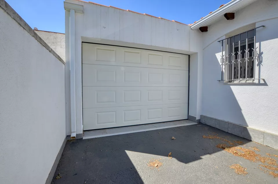 FREISTEHENDES EINGESCHOSSIGES HAUS MIT 4 SCHLAFZIMMERN UND GARAJE IN EINEM WOHNGEBIET VON EMPURIABRAVA