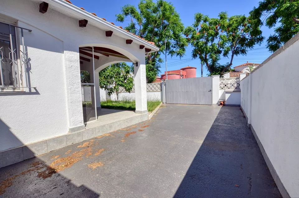 FREISTEHENDES EINGESCHOSSIGES HAUS MIT 4 SCHLAFZIMMERN UND GARAJE IN EINEM WOHNGEBIET VON EMPURIABRAVA