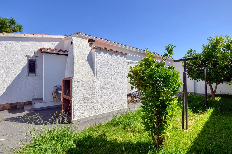 FREISTEHENDES EINGESCHOSSIGES HAUS MIT 4 SCHLAFZIMMERN UND GARAJE IN EINEM WOHNGEBIET VON EMPURIABRAVA