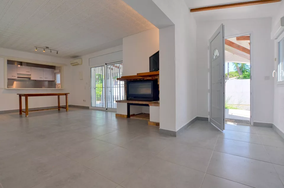 FREISTEHENDES EINGESCHOSSIGES HAUS MIT 4 SCHLAFZIMMERN UND GARAJE IN EINEM WOHNGEBIET VON EMPURIABRAVA