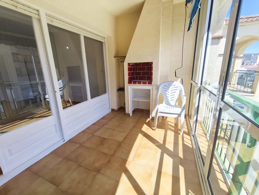 IN ROSES-SANTA MARGARITA, SONNIGES APARTMENT IN STRANDNAHE, MIT 1 SCHLAFZIMMER, AUFZUG UND PARKPLATZ.