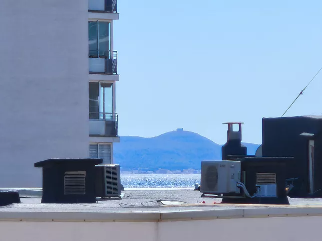 IN ROSES-SANTA MARGARITA, SONNIGES APARTMENT IN STRANDNAHE, MIT 1 SCHLAFZIMMER, AUFZUG UND PARKPLATZ.