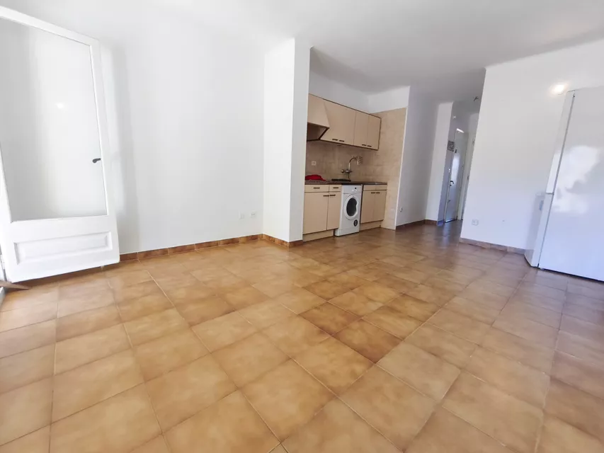 IN ROSES-SANTA MARGARITA, SONNIGES APARTMENT IN STRANDNAHE, MIT 1 SCHLAFZIMMER, AUFZUG UND PARKPLATZ.