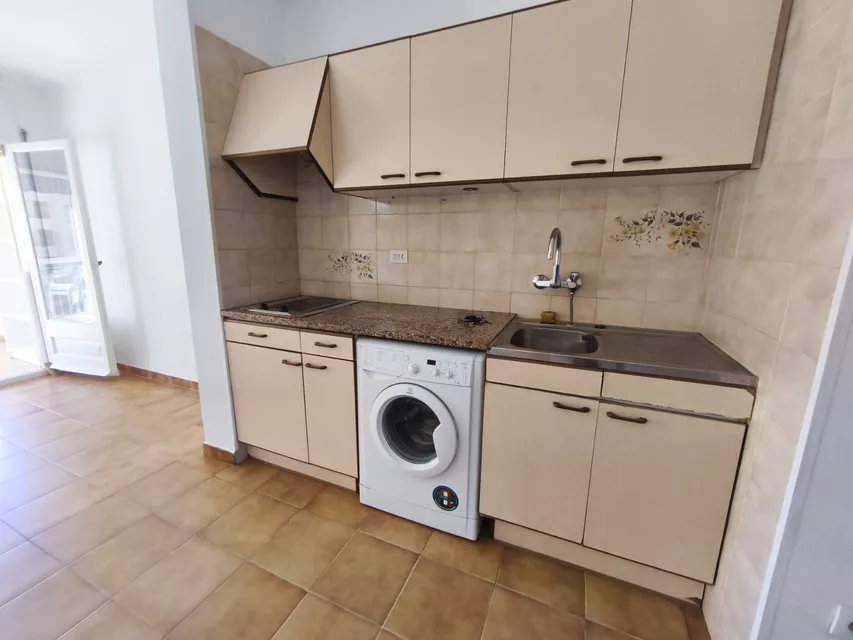 IN ROSES-SANTA MARGARITA, SONNIGES APARTMENT IN STRANDNAHE, MIT 1 SCHLAFZIMMER, AUFZUG UND PARKPLATZ.