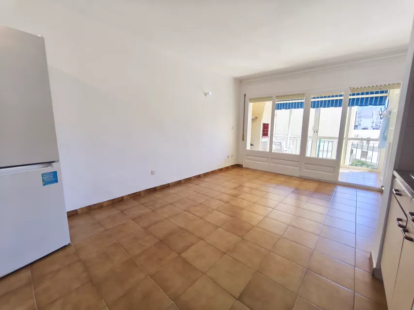 IN ROSES-SANTA MARGARITA, SONNIGES APARTMENT IN STRANDNAHE, MIT 1 SCHLAFZIMMER, AUFZUG UND PARKPLATZ.