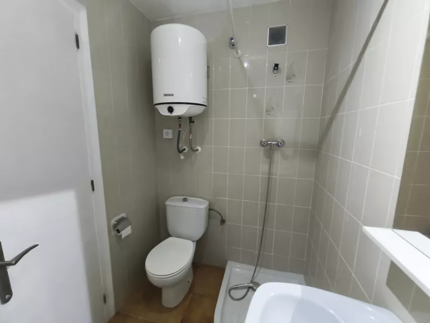 IN ROSES-SANTA MARGARITA, SONNIGES APARTMENT IN STRANDNAHE, MIT 1 SCHLAFZIMMER, AUFZUG UND PARKPLATZ.
