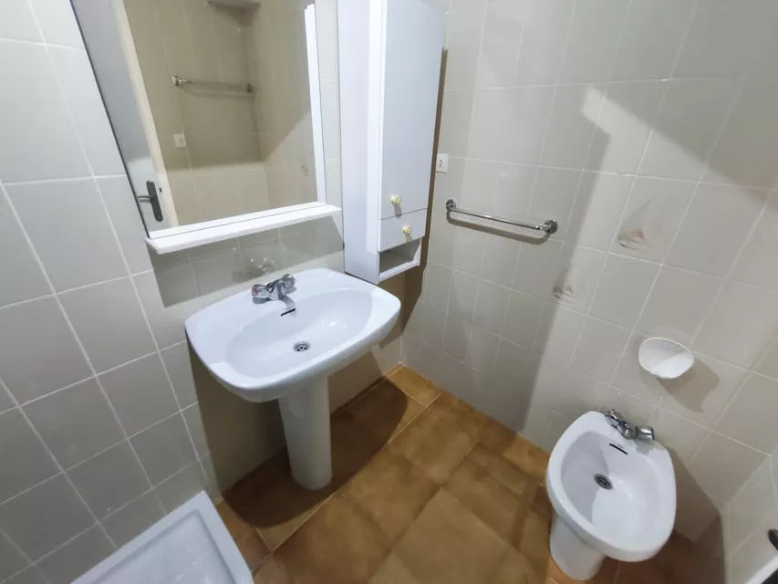 IN ROSES-SANTA MARGARITA, SONNIGES APARTMENT IN STRANDNAHE, MIT 1 SCHLAFZIMMER, AUFZUG UND PARKPLATZ.