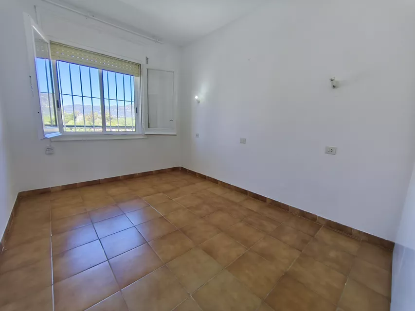 IN ROSES-SANTA MARGARITA, SONNIGES APARTMENT IN STRANDNAHE, MIT 1 SCHLAFZIMMER, AUFZUG UND PARKPLATZ.
