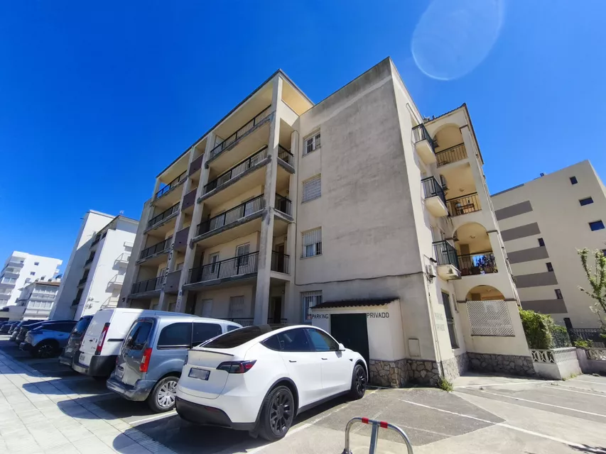 IN ROSES-SANTA MARGARITA, SONNIGES APARTMENT IN STRANDNAHE, MIT 1 SCHLAFZIMMER, AUFZUG UND PARKPLATZ.