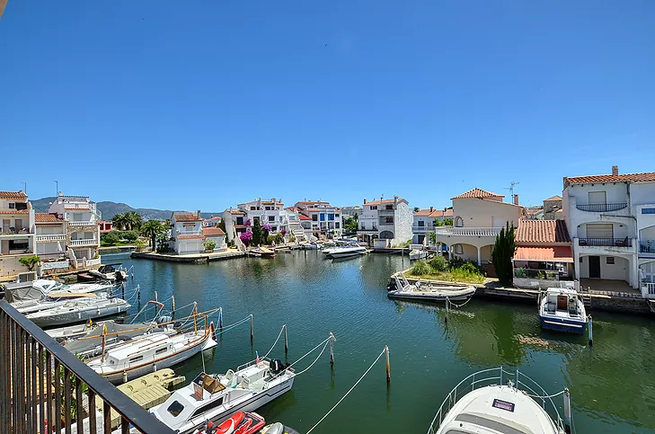 NOUVEAUTÉ. EXCLUSIVITÉ. APPARTEMENT VUE CANAL, PROCHE CENTRE ET PLAGE, 1 CHAMBRE, 1º ÉTAGE.