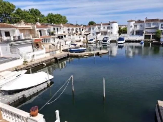 EXCLUSIVITY. SPACIOUS FISHERMAN'S HOUSE, WIDE CANAL, 3 BEDROOMS, QUIET AREA.