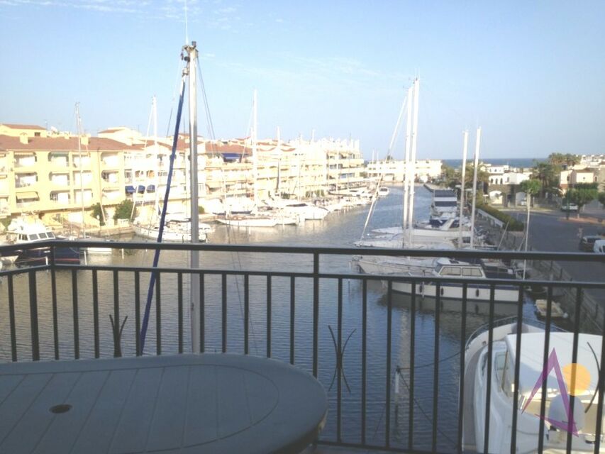 EXCLUSIVITY. LARGE APARTMENT WITH LIFT, SEA VIEW, three minutes from the beach of Empuriabrava, top floor,3 bedrooms, 2 bathroom