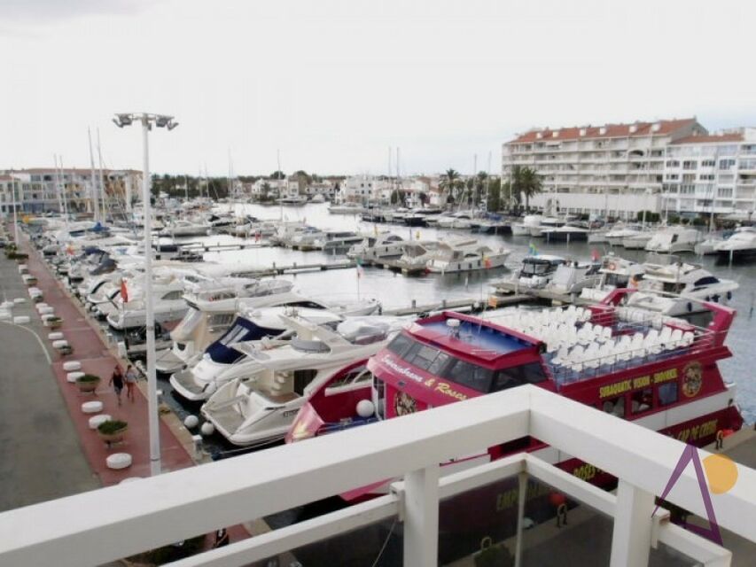 With view on the main port of Empuriabrava, 1 bedroom apartment with lift in a quiet area close to the center and the beach.