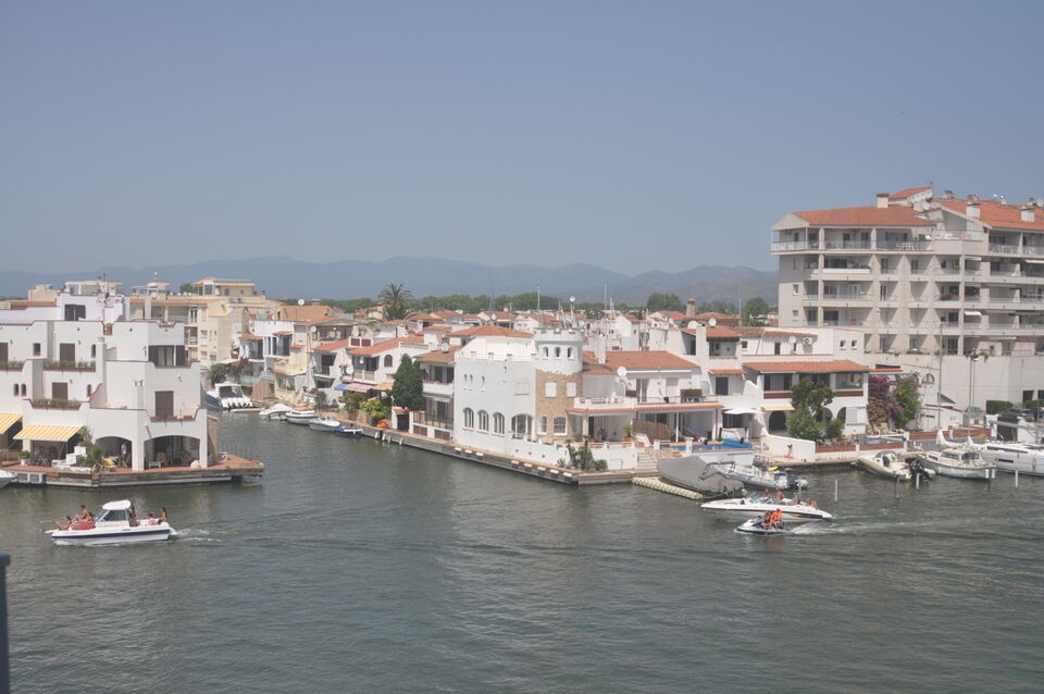 EXCLUSIVITY  2 bedroom apartment with lift and superb panoramic canal view in central but quiet area of ​​Empuriabrava.