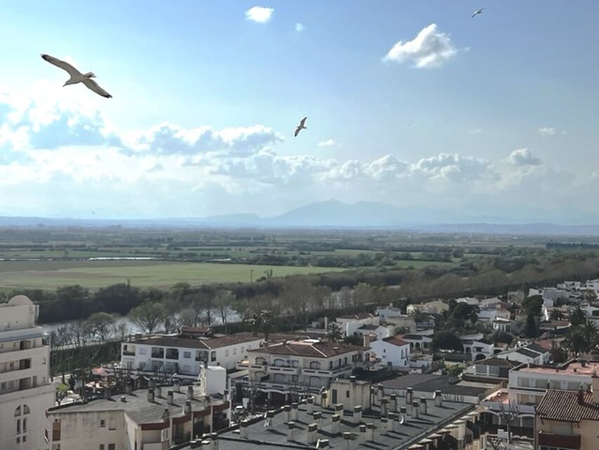 EXCLUSIVITY  GOOD PRICE : 2 bedroom apartment with lift for sale in Empuriabrava beach 50 m from the sea and the center.