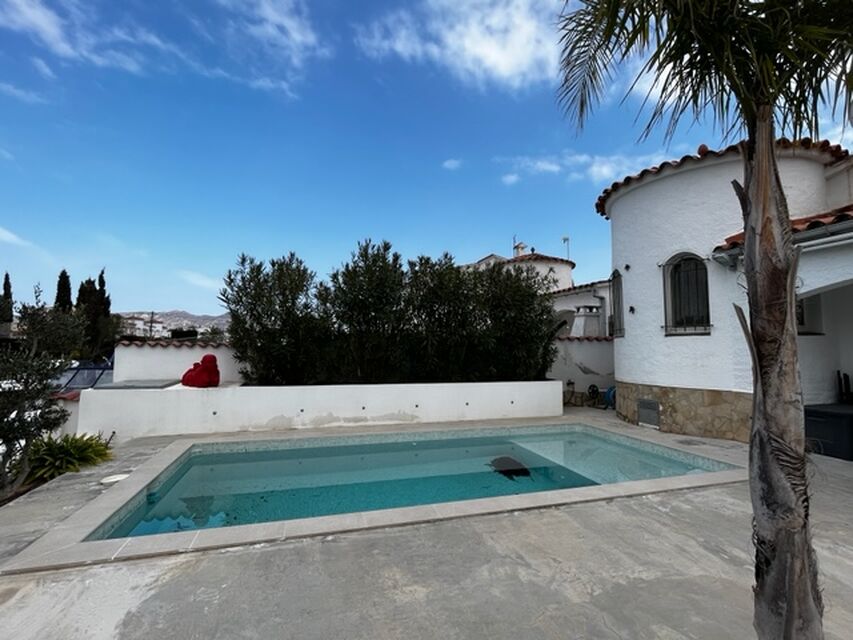 EXCLUSIVE : HOUSE ON ONE LEVEL WITH MOORING OF 12.50M near the exit to the sea and the center of Empuriabrava. 3 bedrooms, pool, garage.