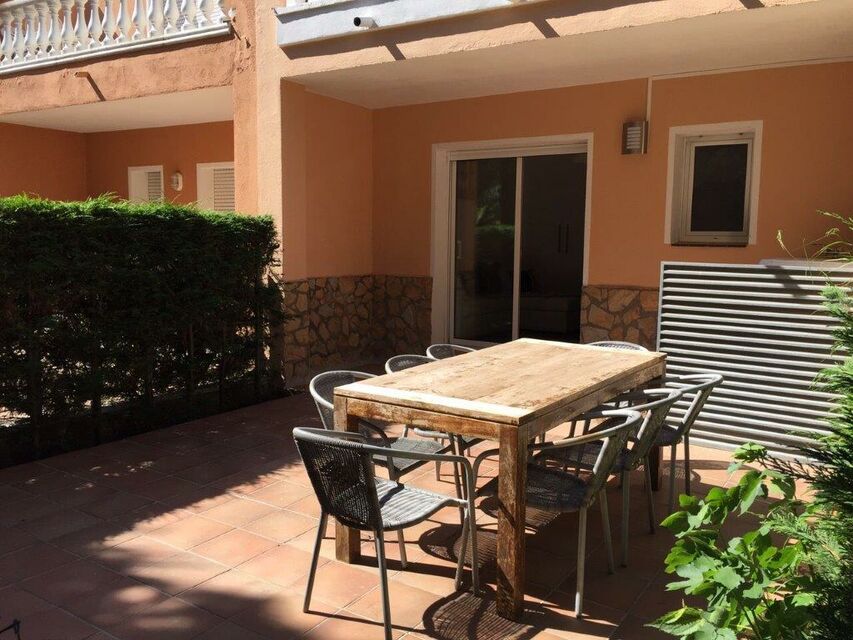 4 BEDROOM HOUSE IN A HOLIDAY COMPLEX. A 50 m from the beach and the center of Empuriabrava, with swimming pools and gardens. Significant rental yield.