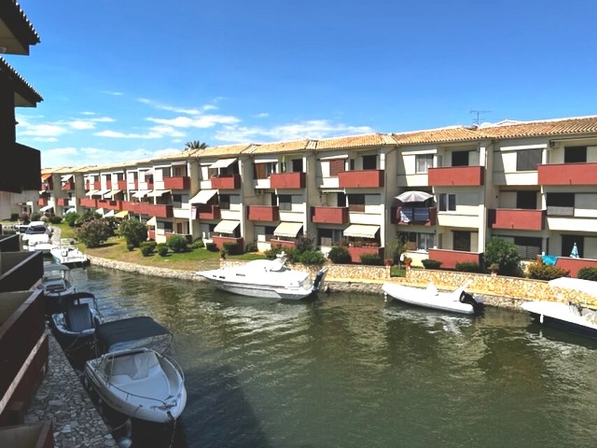 EXCLUSIVITY. 3 BEDROOM APARTMENT WITH CANAL VIEW IN RESIDENCE WITH SWIMMING POOL, PARKING AND MOORING one kilometer from Empuriabrava beach