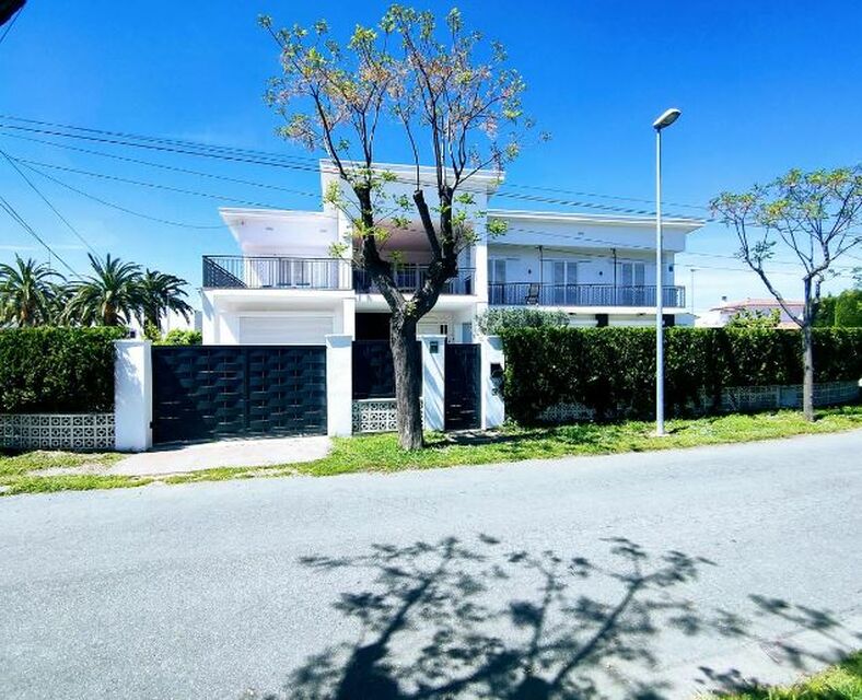 6 BEDROOM HOUSE IN RESIDENTIAL AREA CLOSE TO THE CENTER OF EMPURIABRAVA with covered swimming pool and port 50 m away for mooring