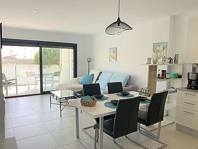 A 250 M DE LA PLAYA SALATA DE ROSES, PISO MODERNO Y SOLEADO DE 2 DORMITORIOS, PISCINA COMUNITARIA, amplia terraza, pk privado, guarda bicis.