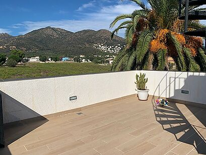 EN ROSES MAS BUSCA, VIVIENDA DE 4 DORMITORIOS CON VISTAS LEJANAS AL MAR, AMPLIA TERRAZA CON JACUZZI, JARDÍN para vivir todo el año con tranquilidad.