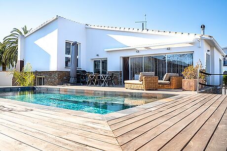 RENOVATED HOUSE CLOSE TO THE MODERN AND BRIGHT CENTER pleasant to live in all year round.