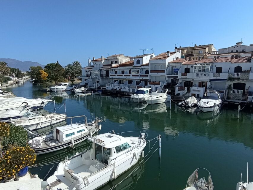 STUDIO RÉNOVÉ VUE CANAL PROCHE DU CENTRE D'EMPURIABRAVA pour investissement locatif